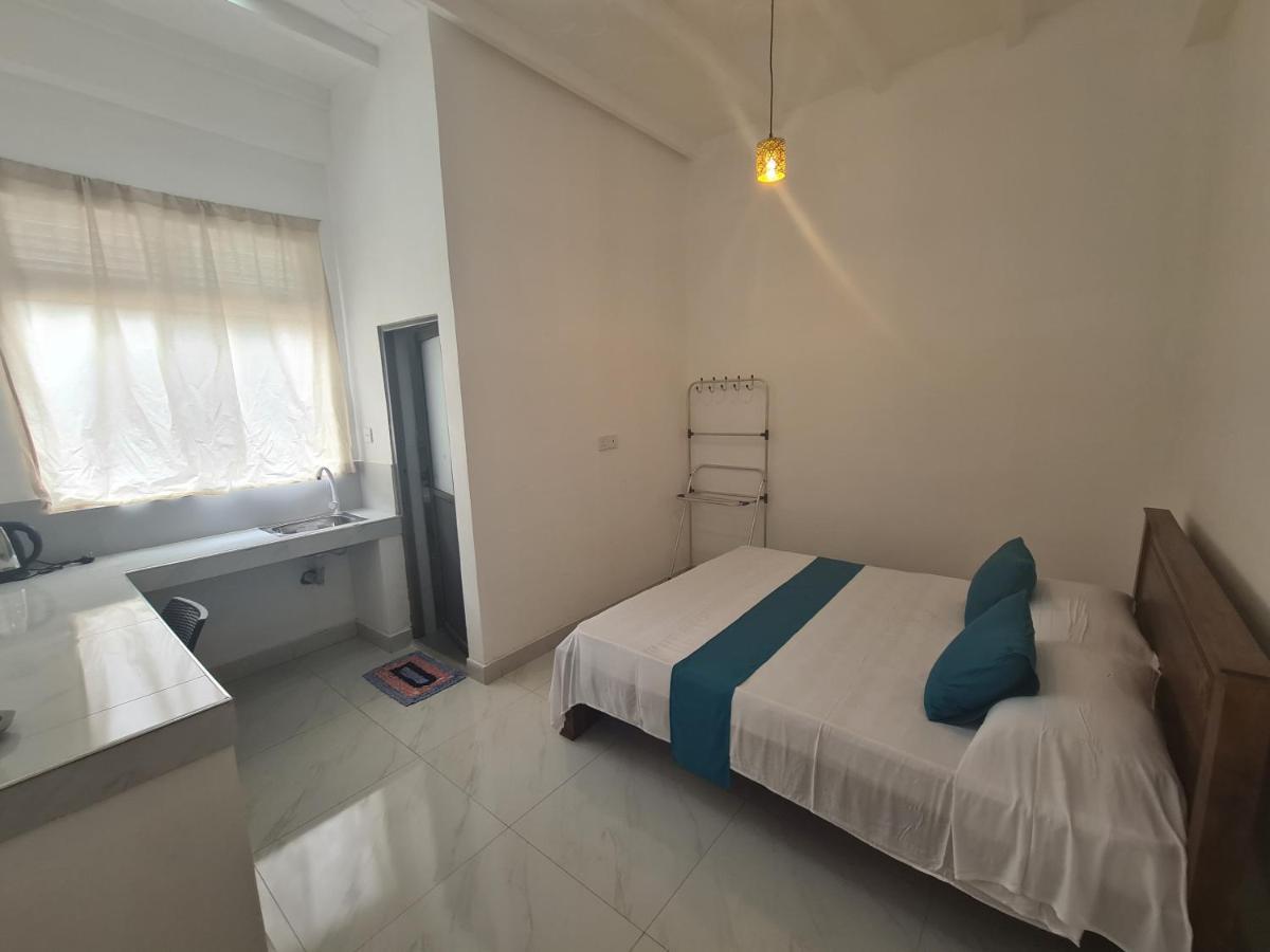 Ceylon Lodge - Airport Transit Hostel Негомбо Екстер'єр фото